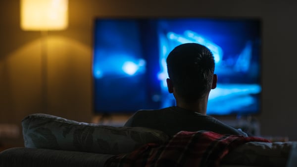 Картинка tv man. Телевизор в темноте. Человек смотрит телевизор. Вечер перед телевизором. Человек перед телевизором.